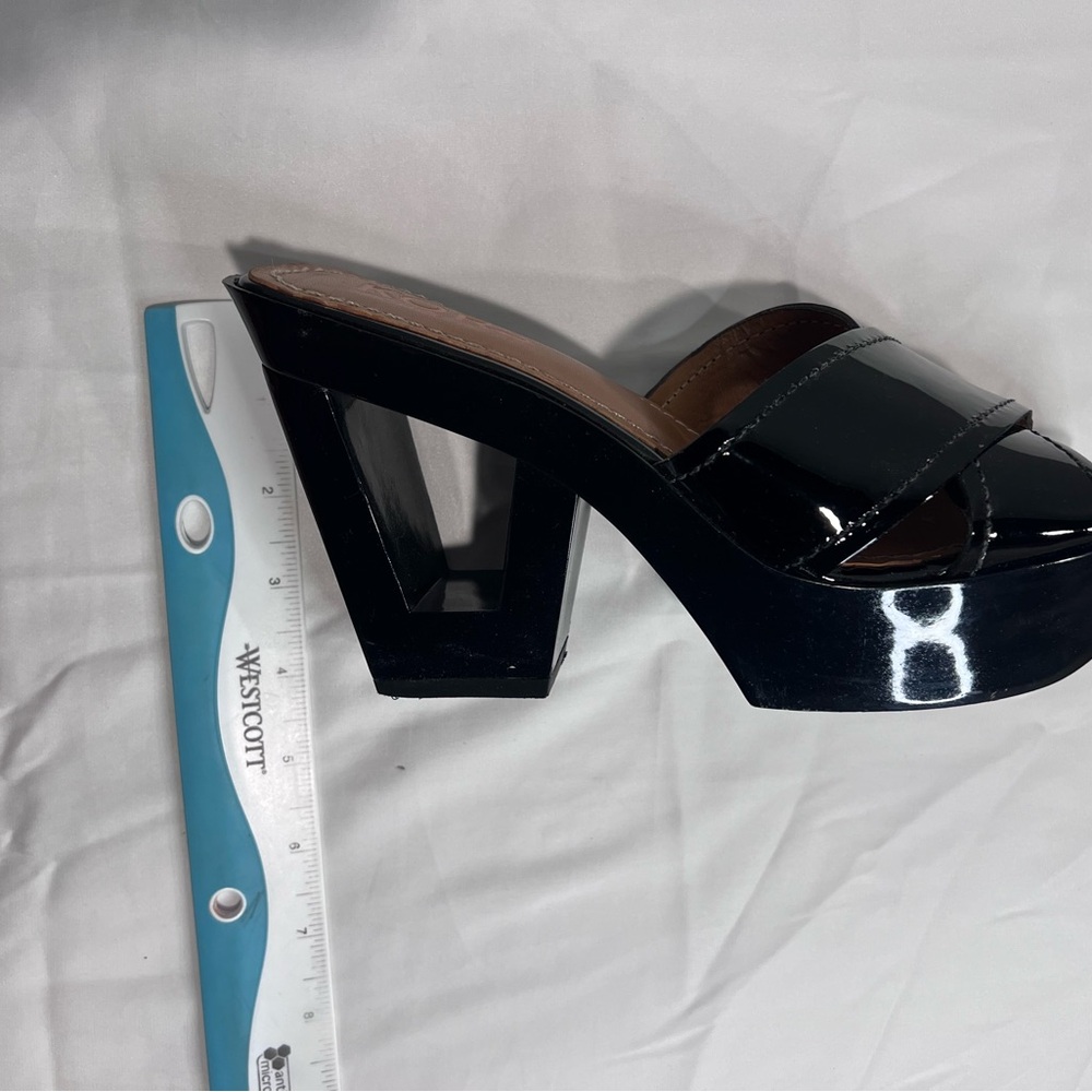 Dizzy Women's Black Patent Mules - Picture 3 of 3